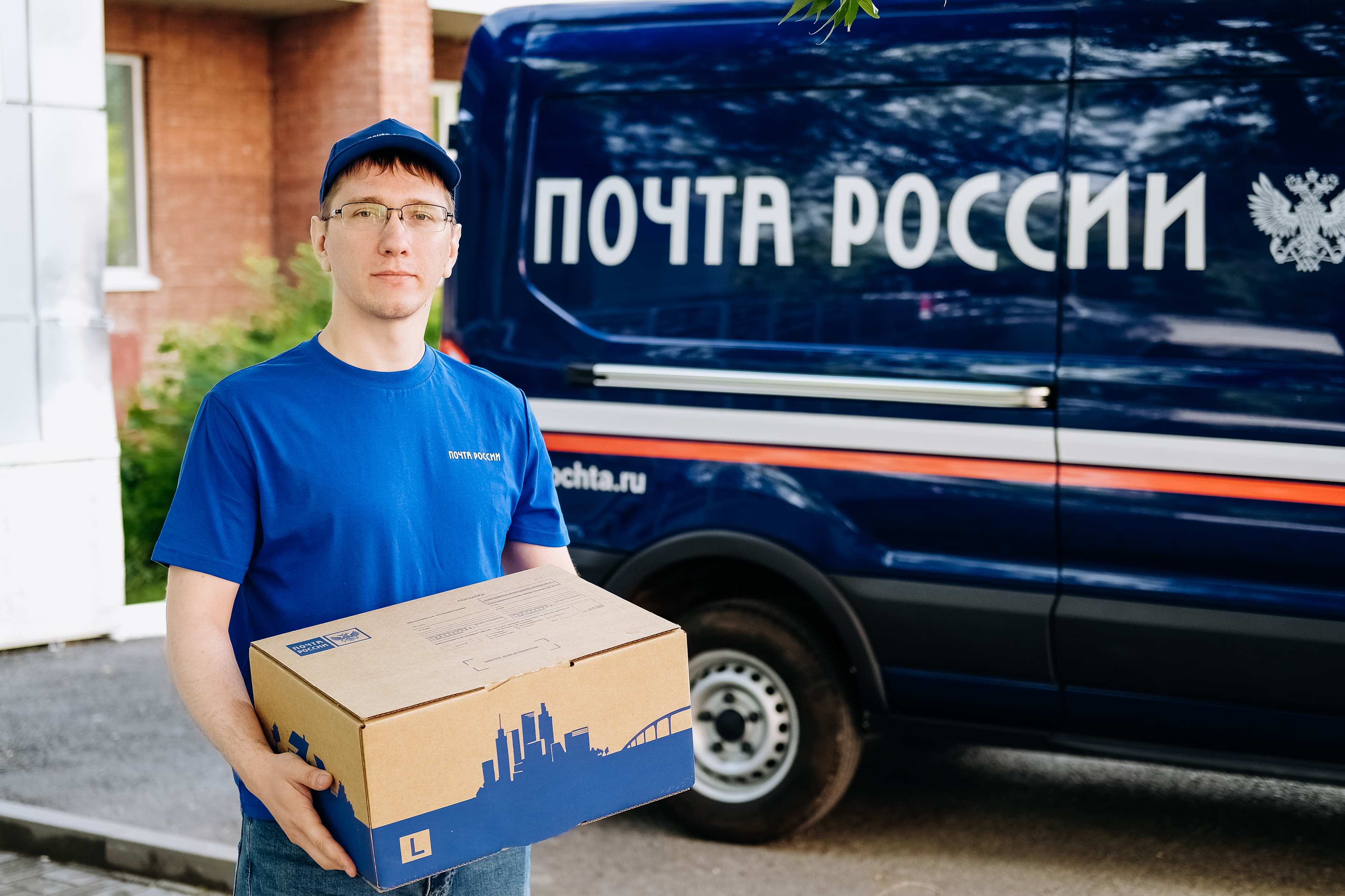 Почта России: с начала года омичи бесплатно отправили в зону СВО около 2 600 посылок.