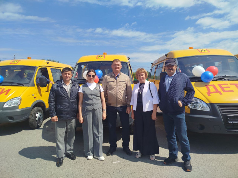 Новые автобусы - школам. Новые автобусы - школам.